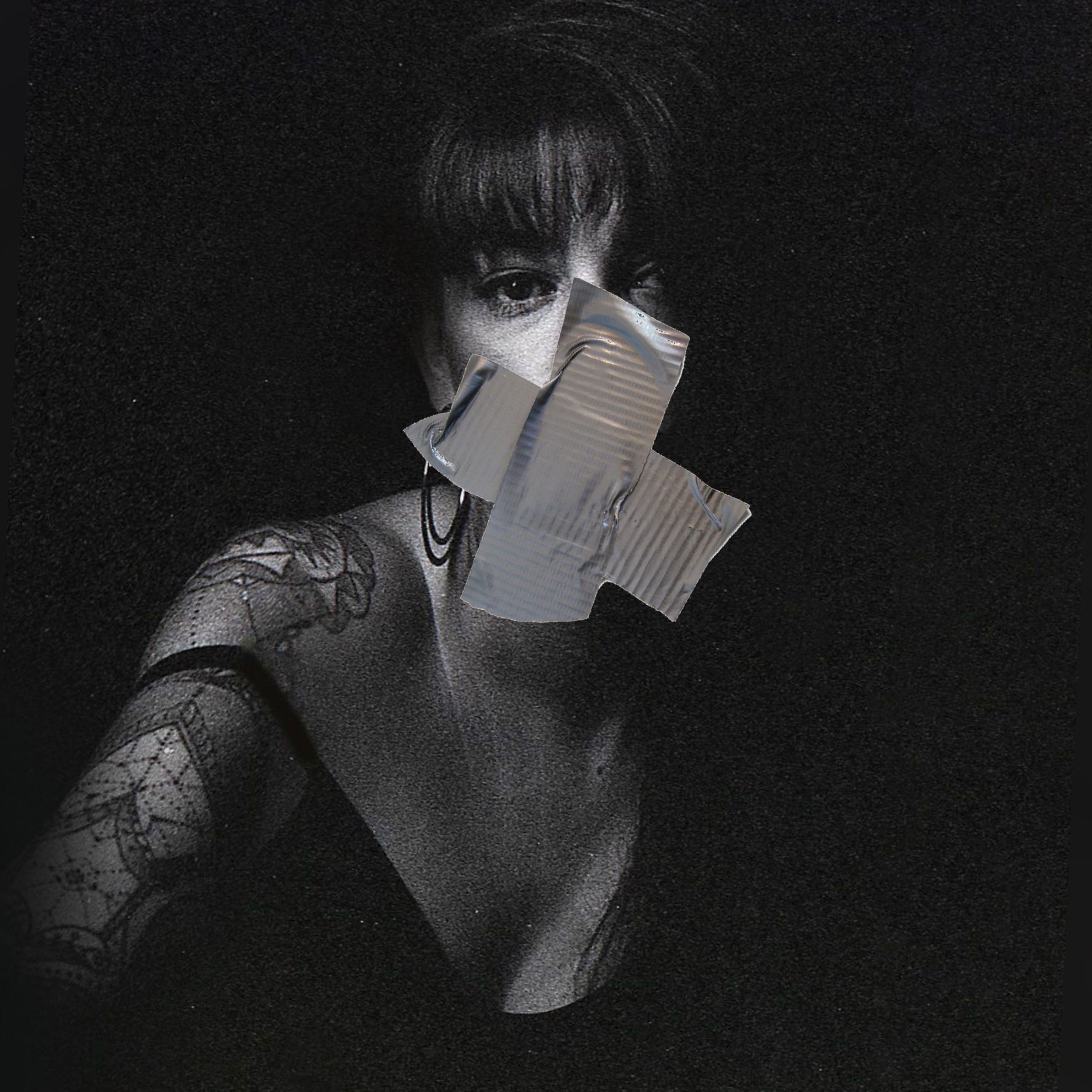 Femme avec scotch