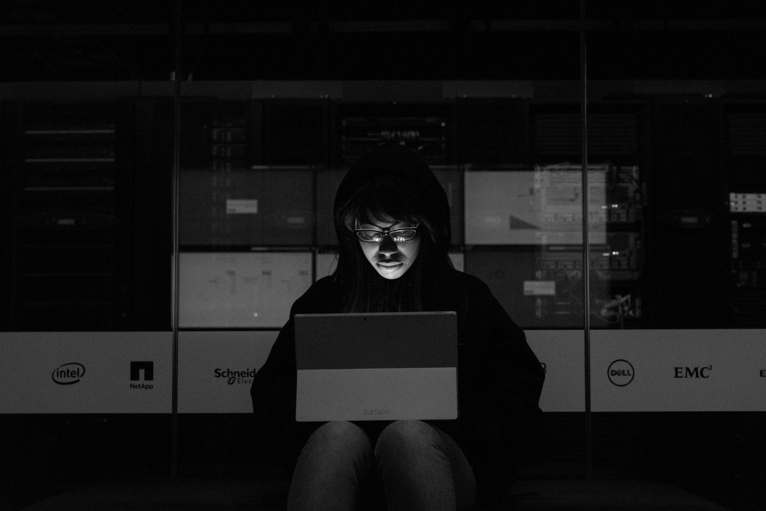 Femmes devant un ordinateur, photo noir et blanc