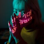 Femme avec une projection de signes éclairés sur le visage