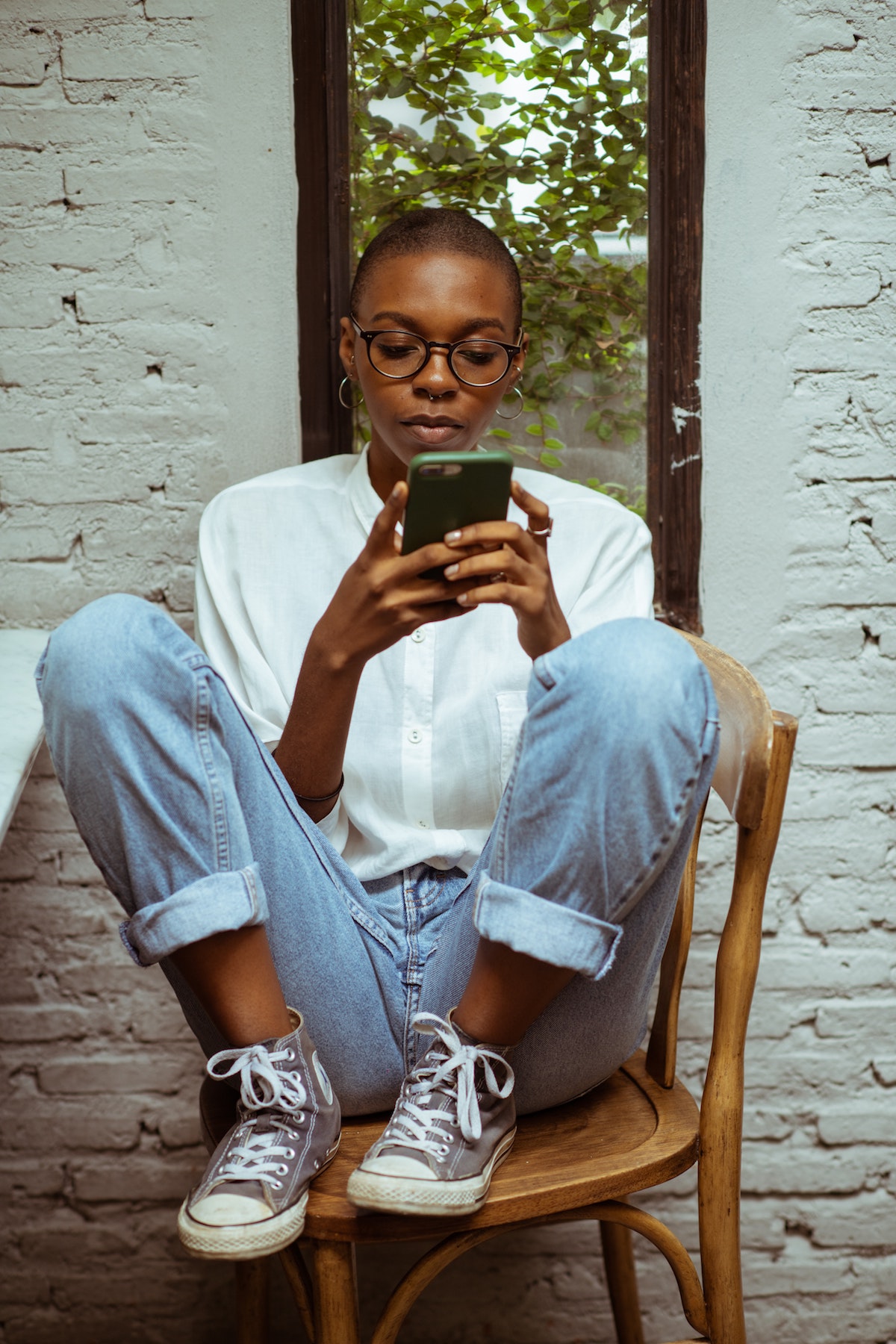 Femme devant son portalble